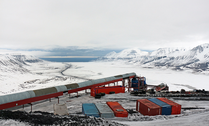 Вид на фьорд с высоты шахты №7. Сейчас это единственная шахта в Лонгйире, где добывают уголь. Фото Дениса Горина