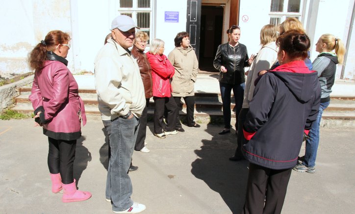 Инициативная группа жителей уже поджидала нас на крыльце местной администрации. Фото Павла Кононова