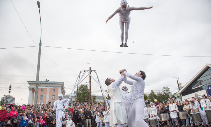 Гимнастка из театра «Бамболейа» порхает на Красной Пристанью. Фото Артёма Келарева