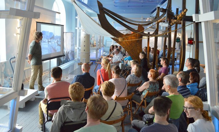 Встреча с мореплавателем состоялась в рамках проекта «Лекторий в Морском». Фото Марии Тяниной